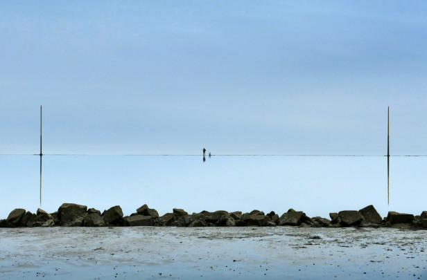 Un pêcheur, deux poteaux