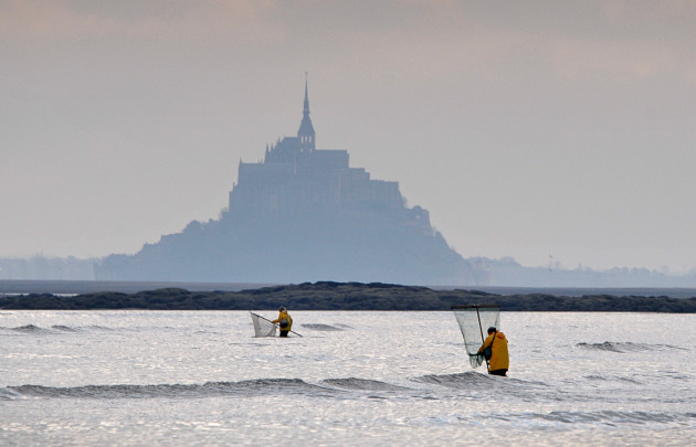 Deux pêcheurs devant le Mont
