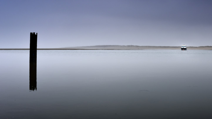 Le poteau et le bateau