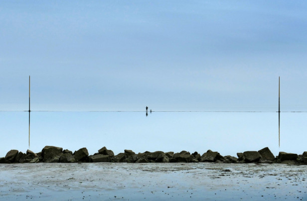 Un pêcheur, deux poteaux
